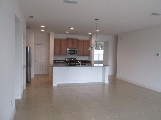 Building Photo - 4900 Golden Zenith Wy