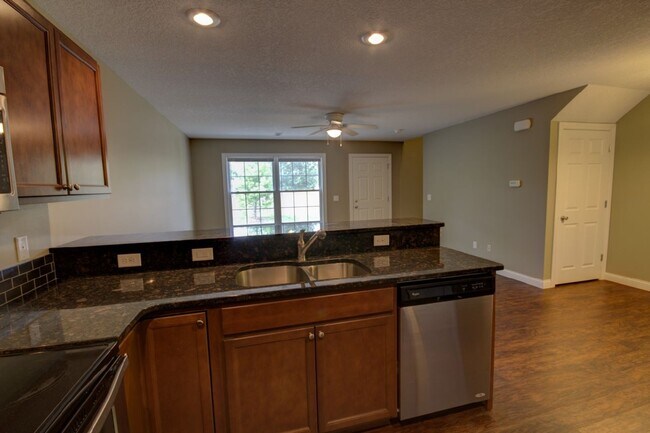 Building Photo - Gorgeous 3 Bedroom Townhome