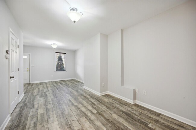 Building Photo - Recently Renovated 3 Bed 1.5 Bath Twin in ...