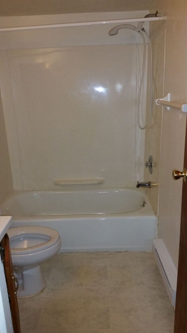 Hall full bathroom - 600 Campbell Cir