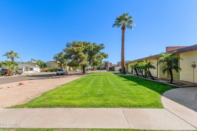 Foto del edificio - 7045 E Wilshire Dr