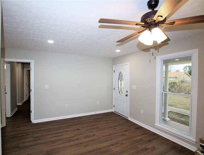 Building Photo - 213 Ross Rd