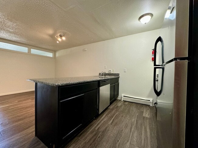 Building Photo - 3 BEDROOM UNIT AVAILABLE NOW IN BOULDER