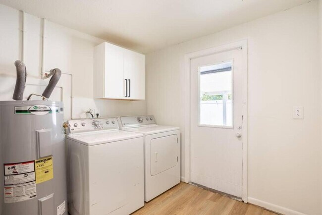 Building Photo - 8552 Briar Grove Cir
