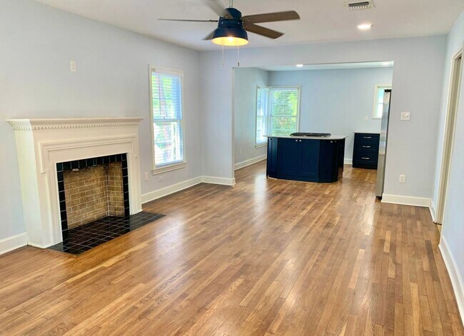 Foto del edificio - AMAZING 2 Bedroom / 1 Bath Home!