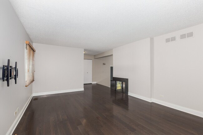Building Photo - 6575 Shagbark Ct