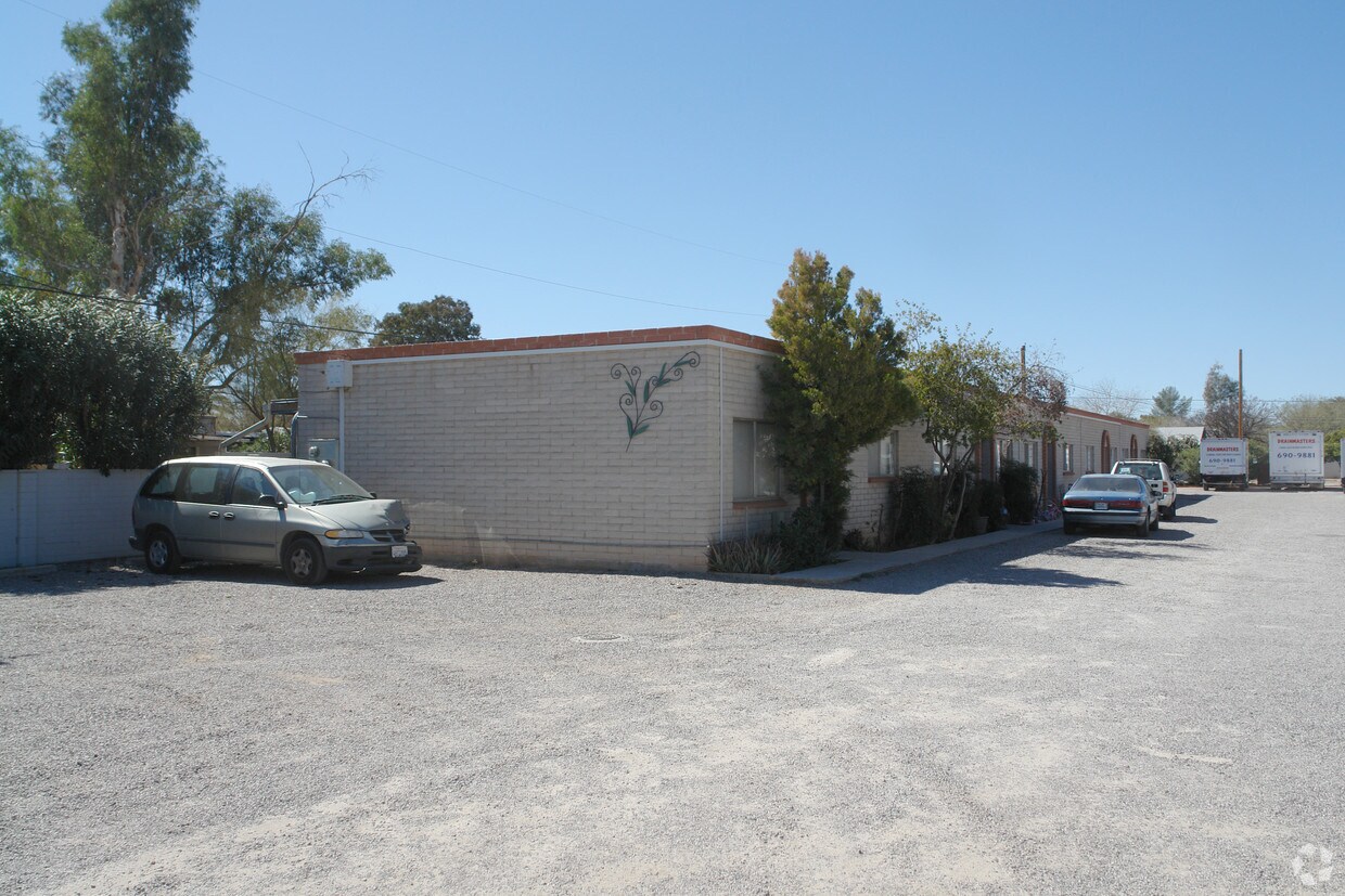 Building Photo - Grand Treat Apartments