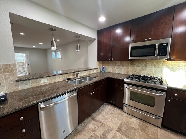 Building Photo - Updated 2BD/2.5/BA Sunnyvale Townhouse - A...