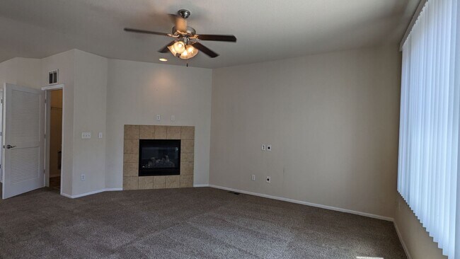 Foto del edificio - 2 STORY END UNIT TOWNHOME W/DETACHED 2 CAR...