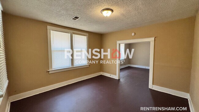 Building Photo - 751 E Davant Ave
