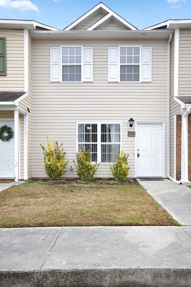 Building Photo - 204 Pinegrove Ct