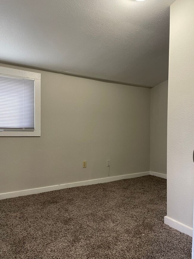 Building Photo - 818 N Corona St