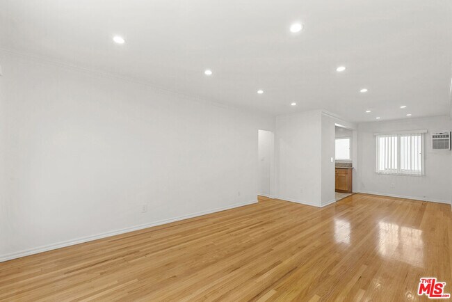 Foto del edificio - 1235 N Harper Ave