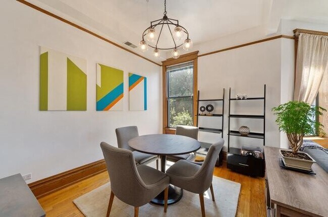 Building Photo - 4011 N Kenmore Ave
