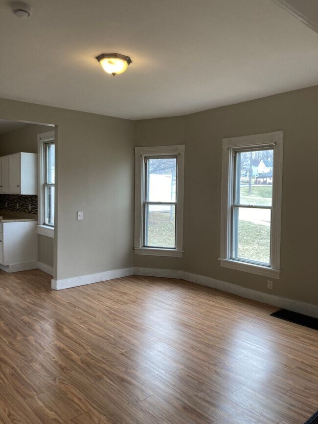 Foto del edificio - Large 4 Bedroom House in Moline