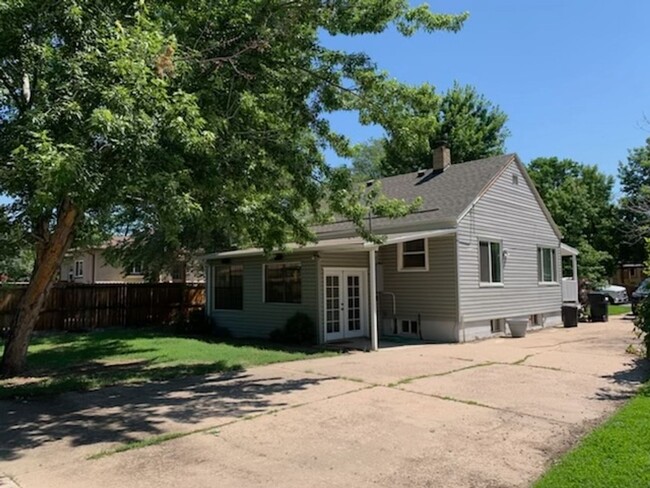 Building Photo - Cute Bungalow with Basement Master Suite