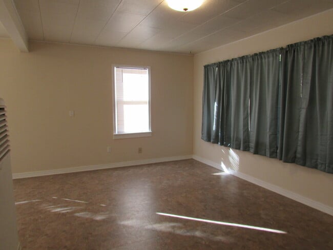 Building Photo - $900 3 Bedroom/1 Bath Spacious Home, Located in a desirable neighborhood