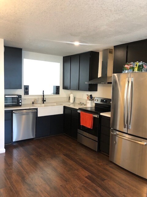 Kitchen - 700 W Walnut Ave