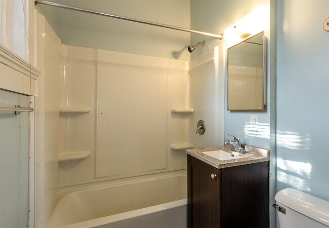 Bathroom, Tub/Shower - 2310 Rohs St