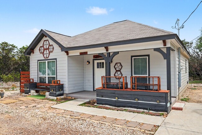 Foto del edificio - Modern 2 Bed Home on Acreage in Spring Branch | Private Setting + Updated Kitchen