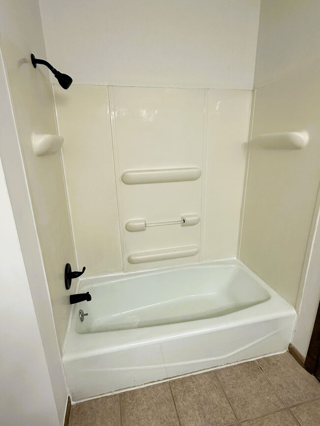 Foto del edificio - 4 bedroom home with 2 Garages, Finished Basement & Fenced Yard