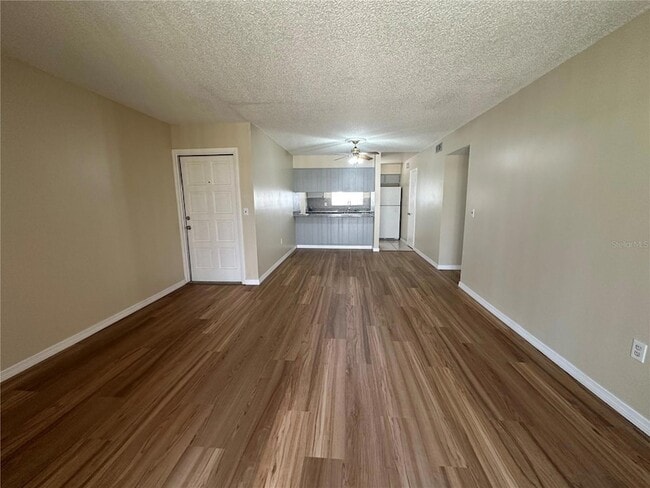 Foto del edificio - 1000 Lake of the Woods Blvd