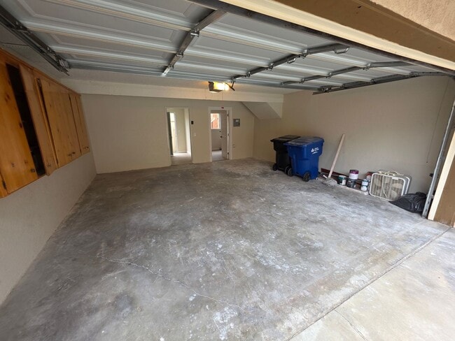 Foto del edificio - Beautiful 3 Bed, 2 Bath condo with 2 car garage & laundry