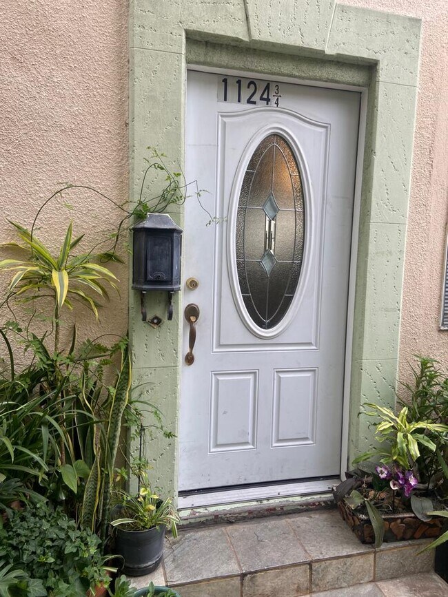 Foto del edificio - 1124 S Doheny Dr