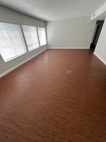 Foto del edificio - 17440 Burbank Blvd