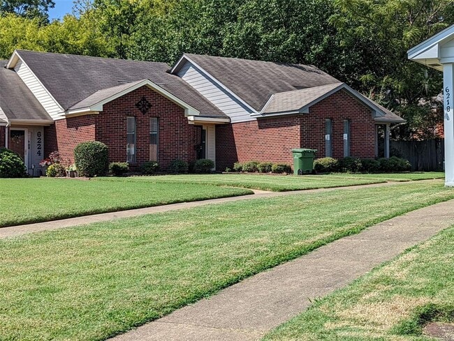 Building Photo - 6222 Bell Gables