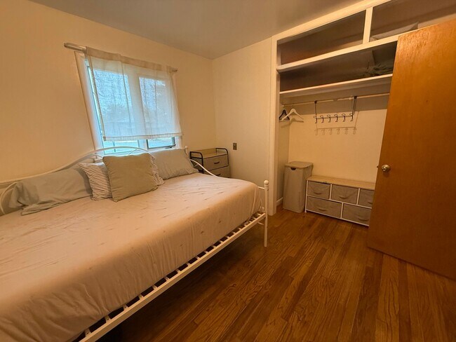 Foto del edificio - FULLY FURNISHED Midtown Three Bedroom Space for Rent, Great Location!