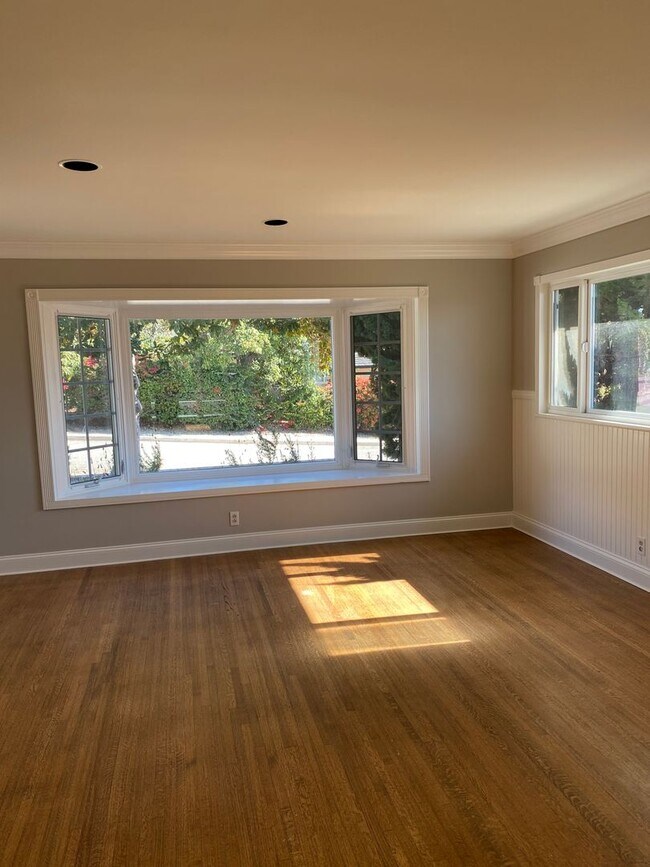 Building Photo - Beautiful Home in the Ventura Foothills