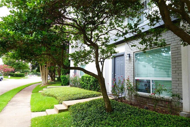 Building Photo - 1300 Augusta Dr