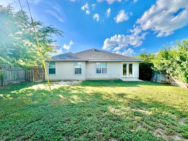 Building Photo - 3 bedroom, 2 bath home for lease on corner...