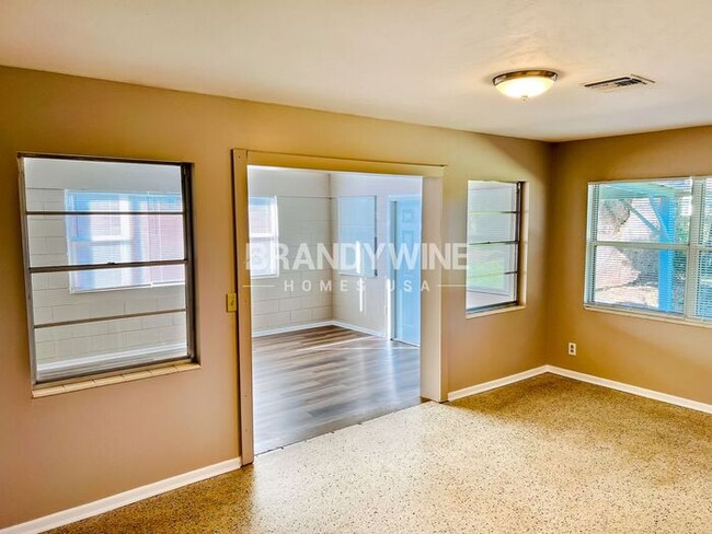 Building Photo - Charming 3BR with Fenced yard in Kingswood...