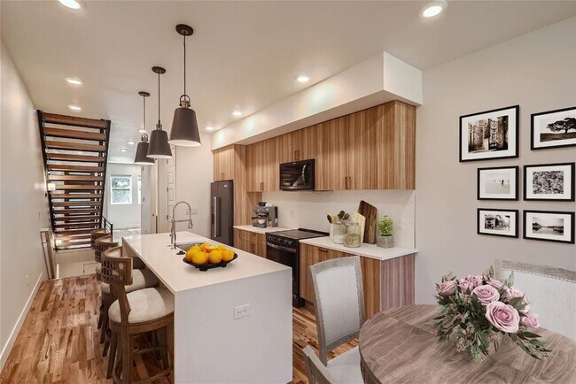 Foto del edificio - Stunning 2023- Built Brownstone-Style Town...