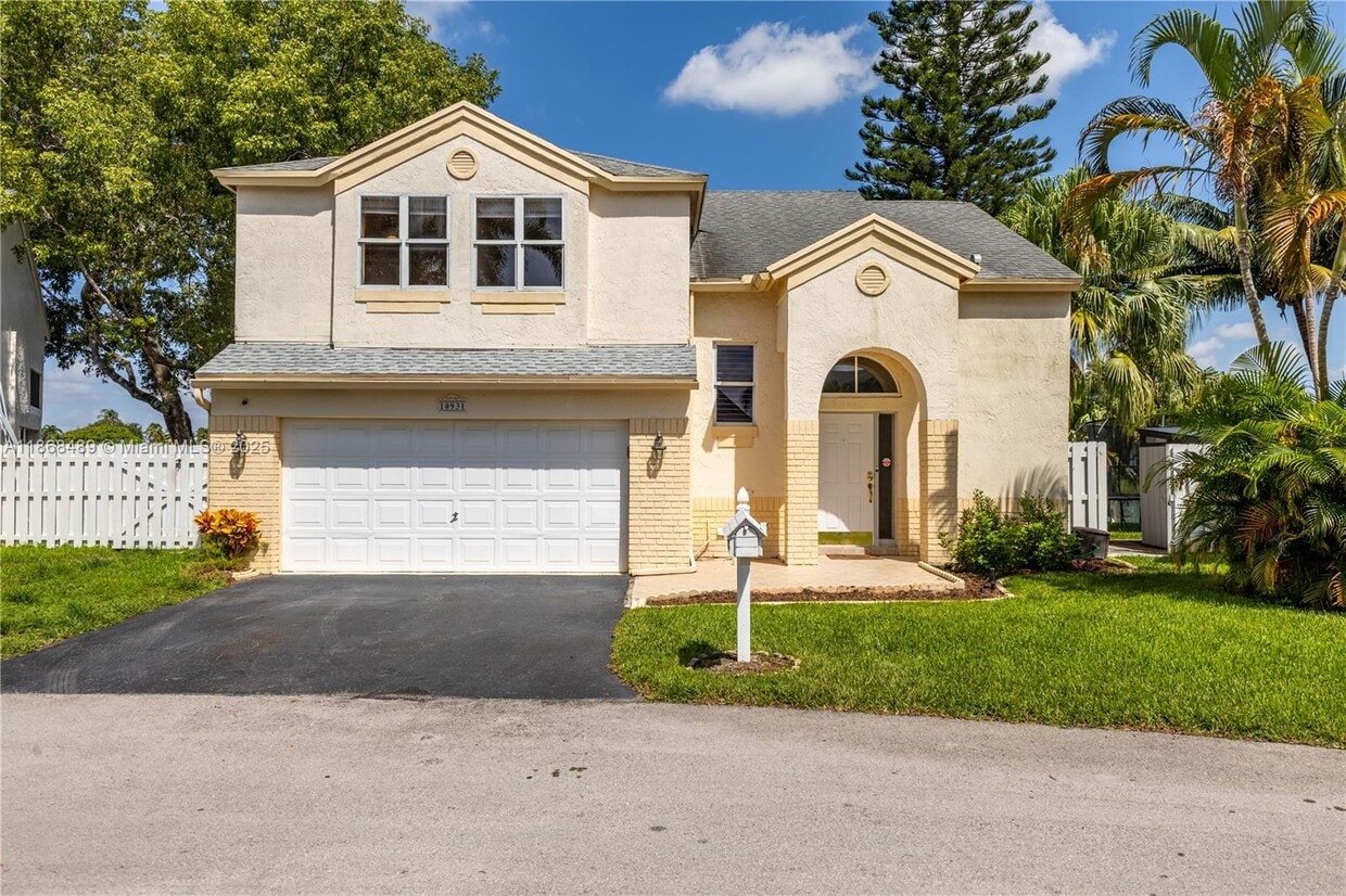 Foto principal - 10931 SW 10th Pl