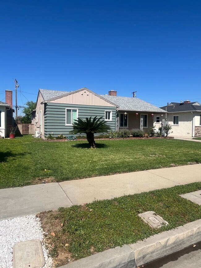 Foto del edificio - Home with a Cabin Style Family room and backyard Oasis