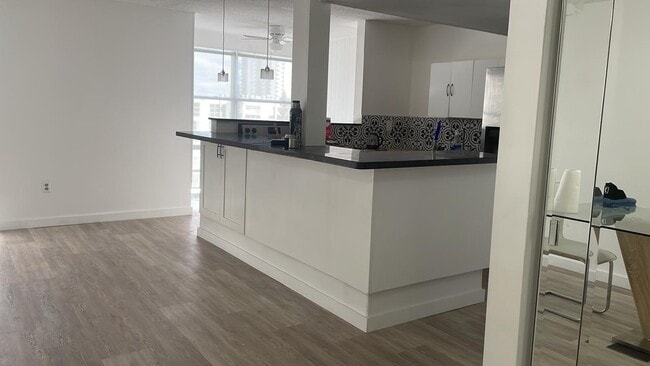 cocina abierta y estudio - 17570 Atlantic Blvd