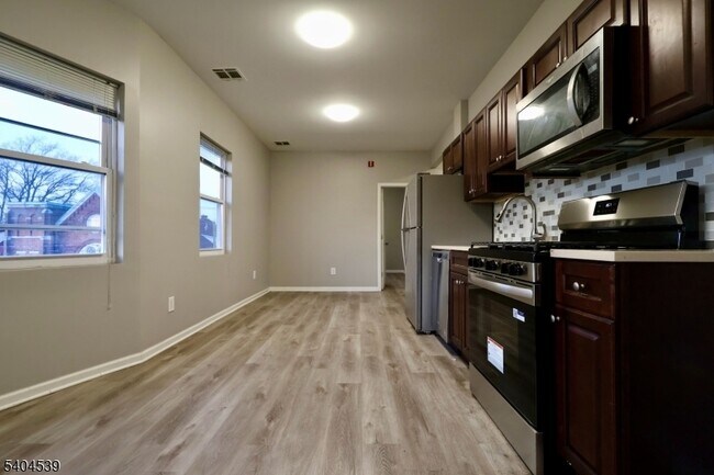 Building Photo - 456 Avon Ave