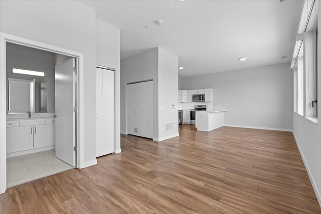 Building Photo - 4820 N Wolcott Ave