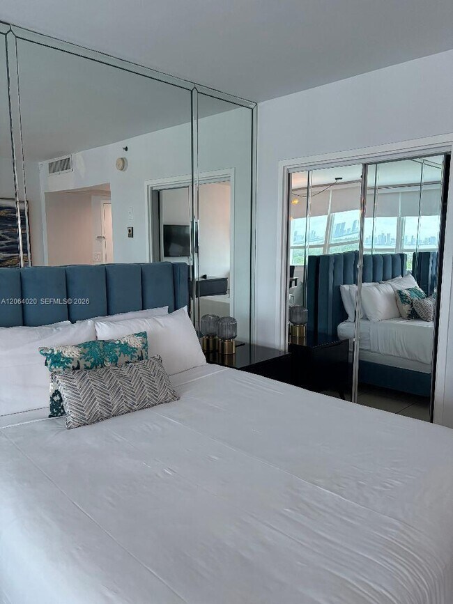 Foto del edificio - 5445 Collins Ave