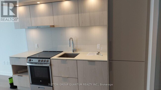 Building Photo - 448 Burnhamthorpe Rd W