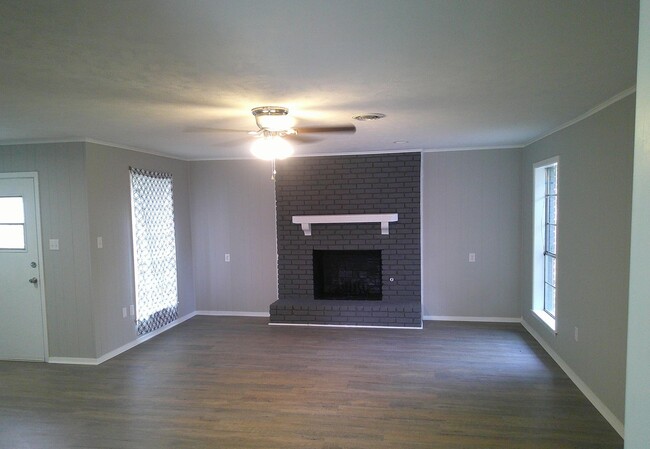 Building Photo - MOVE IN SPECIAL!**** 1/2 OF 1ST MONTH RENT...