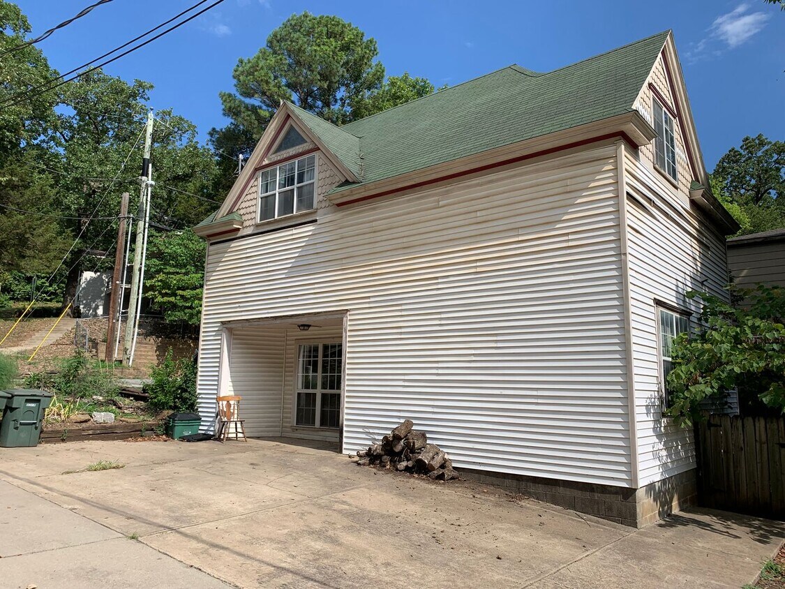Primary Photo - Center St, 824