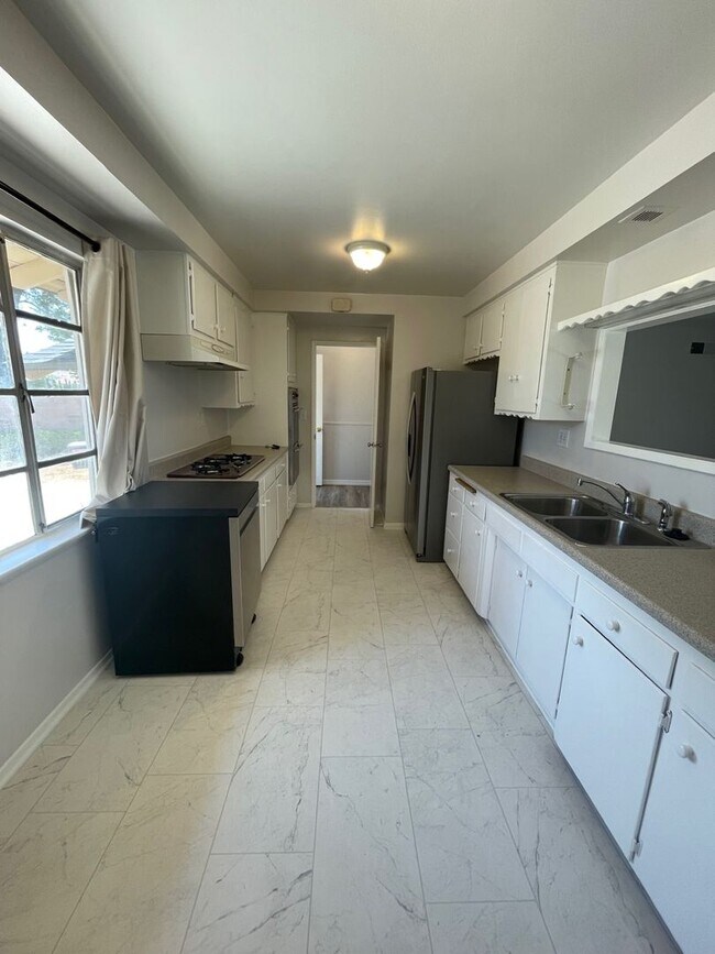 Foto del edificio - Charming Granada Hills Home