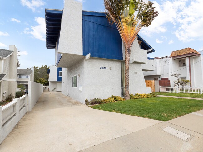 Front of Building - 2005 Pullman Ln Apartments