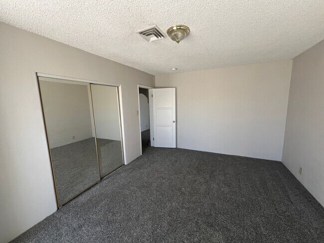 Building Photo - 2 bedroom home centrally located.