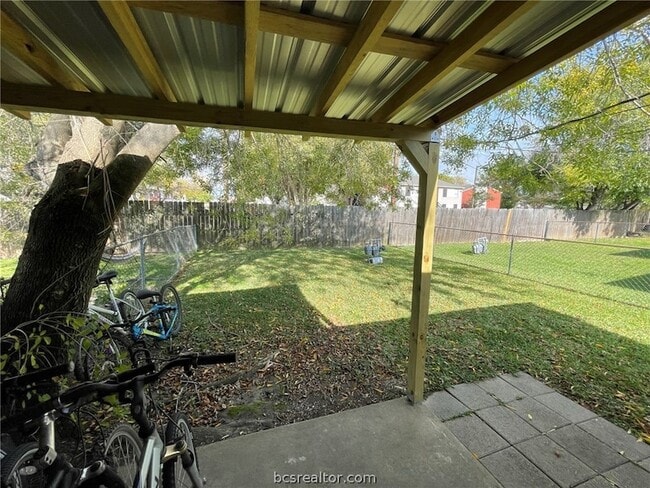 Building Photo - 1521 Hillside Dr