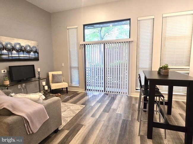Foto del edificio - 1320 Fenwick Ln
